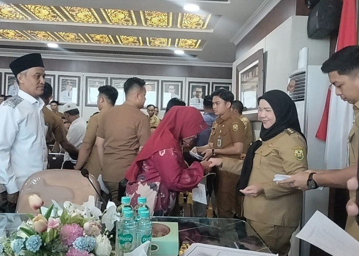 Bunda Eva Gelontorkan Bantuan untuk 40 Rumah Ibadah dan Tuna Netra