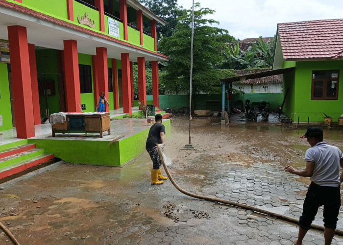 Sekolah Terendam Banjir, Siswa SD di Way Halim Bandar Lampung Dipulangkan Lebih Awal