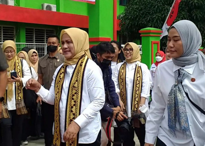 Diajak Foto Ibu Negara Iriana Jokowi, Ibu Ini Sampai Gemetar 