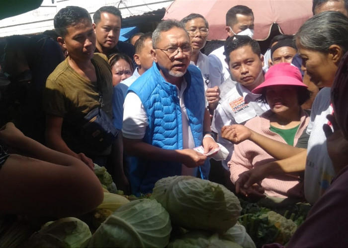 Visit Bandar Lampung's Gintung Market, Minister of Trade  Zulkifli Hasan Purchases Rice