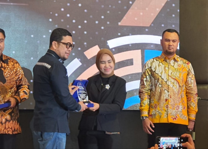 Pj. Bupati Tulang Bawang Barat Zaidirina Raih Penghargaan LPM Award 2022