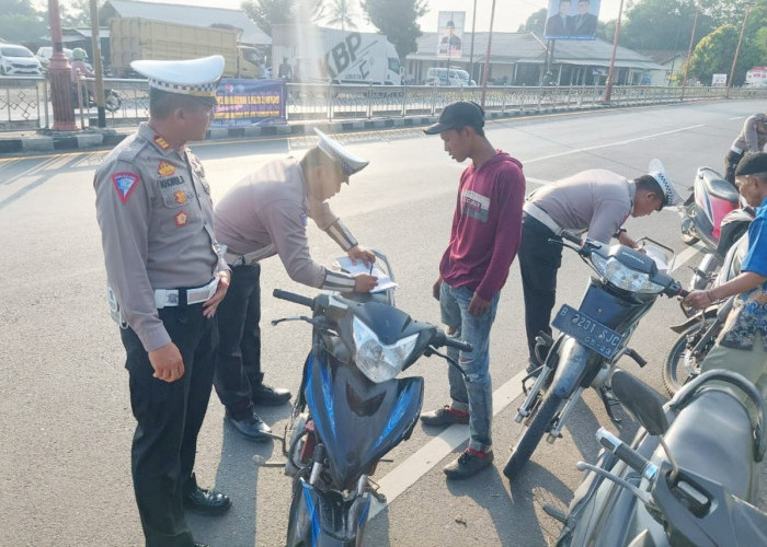 Razia di Tugu Garuda Menggala, Polisi Tulang Bawang Tilang Puluhan Kendaraan dan Sosialisasi Promo Pajak