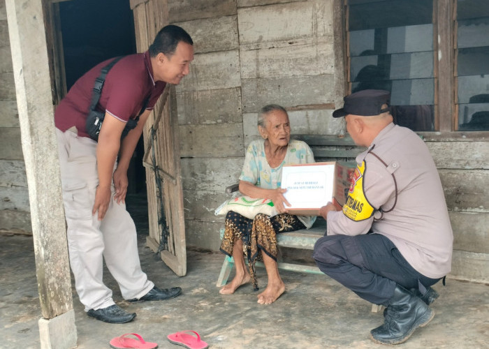 Peduli Sesama, Polsek Seputih Banyak Bagikan Sembako ke Masyarakat Membutuhkan