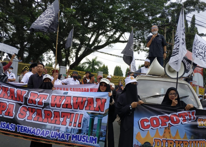 Aliansi Massa Demo Kejati Lampung Minta Ketua RT Wawan Dibebaskan 