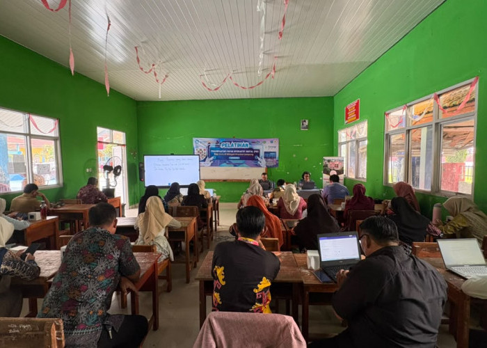 Dosen Teknokrat Latih Guru SMPN 2 Pesawaran Manfaatkan Papan Interaktif Digital