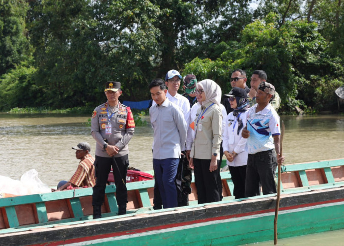 Naik Perahu Kecil, Wapres Gibran Tinjau Pembangunan Jembatan Kali Pasir di Lampung Timur