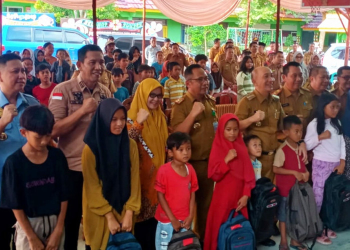 Pj Bupati Tanggamus Lampung dan Dinas Pendidikan Serahkan Bantuan untuk Siswa Terdampak Banjir