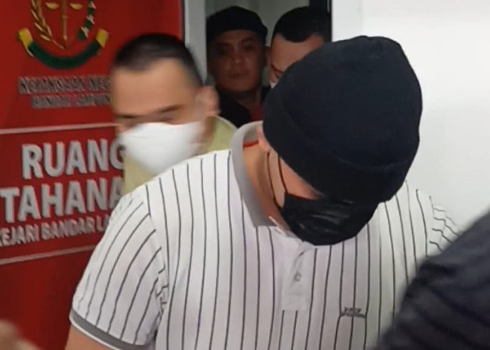 Tangan Diborgol, Mantan Kasatnarkoba Polres Lamsel Menunduk Hindari Kamera Wartawan