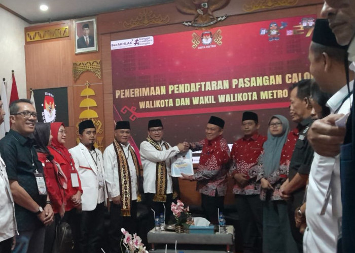 Wahdi-Qomaru Daftar ke KPU Metro, Diiringi Rebana Sampai Reog Ponorogo