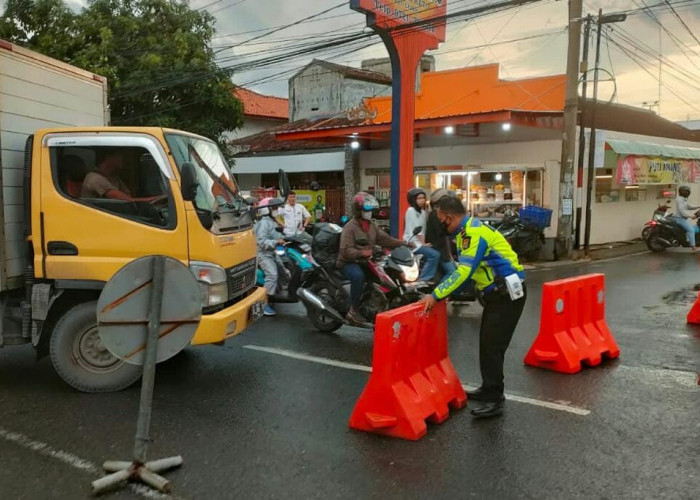 Jalan Amblas, Polisi Lakukan Pengalihan Arus Lalu Lintas
