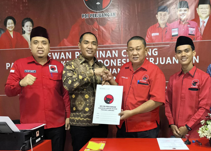 Nanang Ermanto Mendaftarkan Sebagai Bakal Cakada di Kantor DPC PDI Perjuangan Lampung Selatan