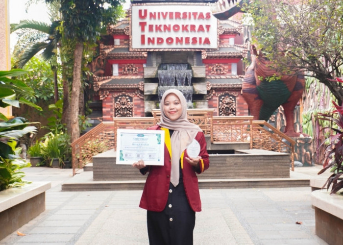 Mahasiswi FEB Teknokrat Raih Juara 3 Nasional Lomba Desain Poster di KOMNAS 2025 Di Unila