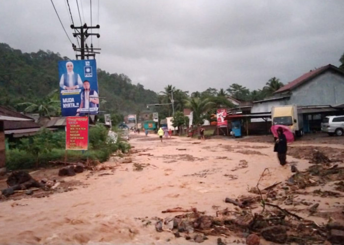 Dampak Banjir Bandang di Tanggamus, Kendaraan Besar Belum Bisa Melintas, Mobil Kecil lewat Jalan Alternatif  