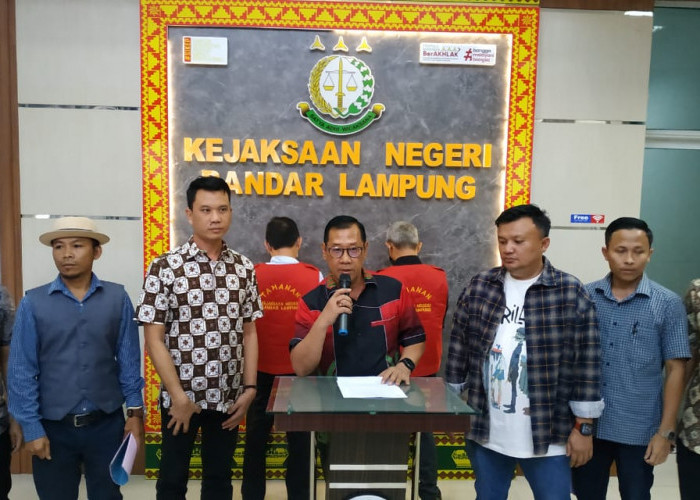 Jumat Keramat, Kejari Bandar Lampung Tahan Dua Tersangka Kasus Kontainer Sampah DLH Bandar Lampung 