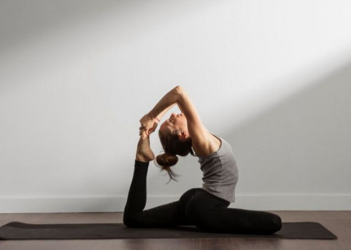 Inspirasi Baju Wanita untuk Yoga Biar Tetap Modis Saat Stretching