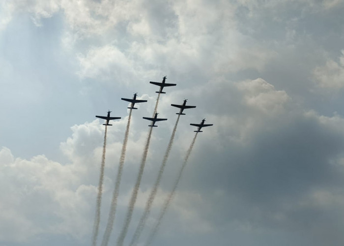 7 Pesawat JAT TNI AU Pamer Aksi Aerobatic di Langit Lampung