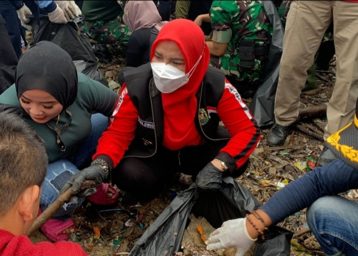 Pesan Wali Kota Bandar Lampung yang Ikut Bersihkan Sampah di Pantai Nelayan Payang: Tanggung Jawab Bersama