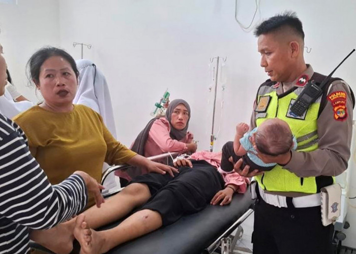 Motor Bonceng Tiga 'Cium' Belakang Truk, 3 Perempuan Terkapar di Jalan Soekarno-Hatta Bandar Lampung 
