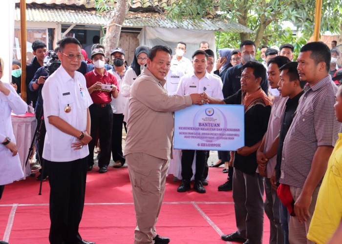 Gubernur Lampung dan Pj. Bupati Pringsewu Tebar 300 Ribu Benih Ikan Baung di Way Bulok