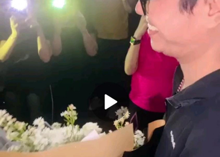 Andika Kangen Band Bersimpuh Beri Bunga ke Keponakan Mantan Gubernur, Gebetan Baru?  