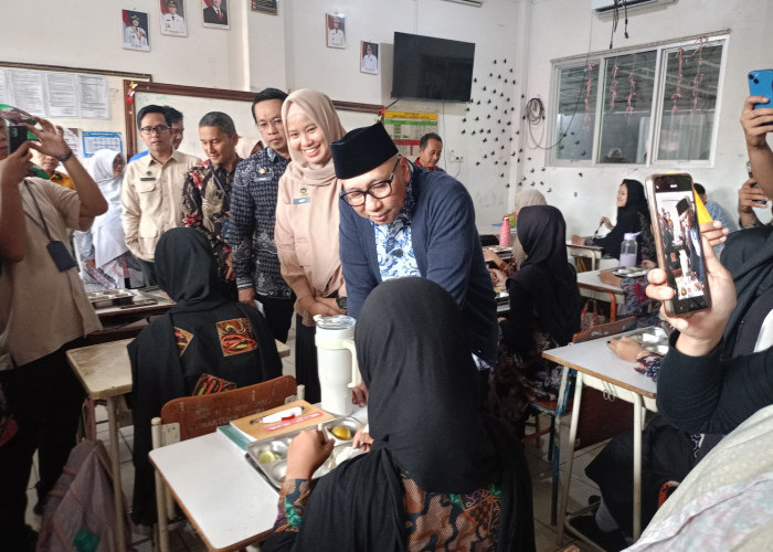 Gubernur Mirza Tinjau Dapur SPPG Musi Raya dan Pastikan Distribusi MBG Aman di SMPN 2 Bandar Lampung