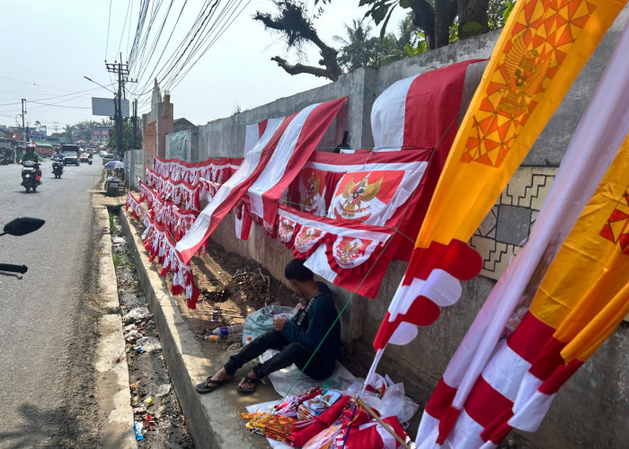 Pedagang Bendera Musiman Hadapi Persaingan Penjualan Online