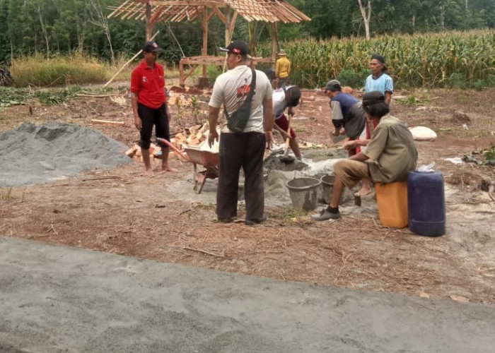 Akses Ke Pemakaman Rusak Parah, Warga Kampung Bengkulu Raman Galang Dana Swadana Guna Perbaikan