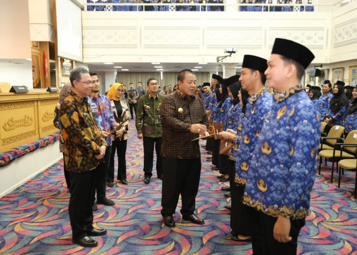 Resmi Jadi PNS, Gubernur Serahkan SK 410 CPNS di Lingkungan Pemprov Lampung