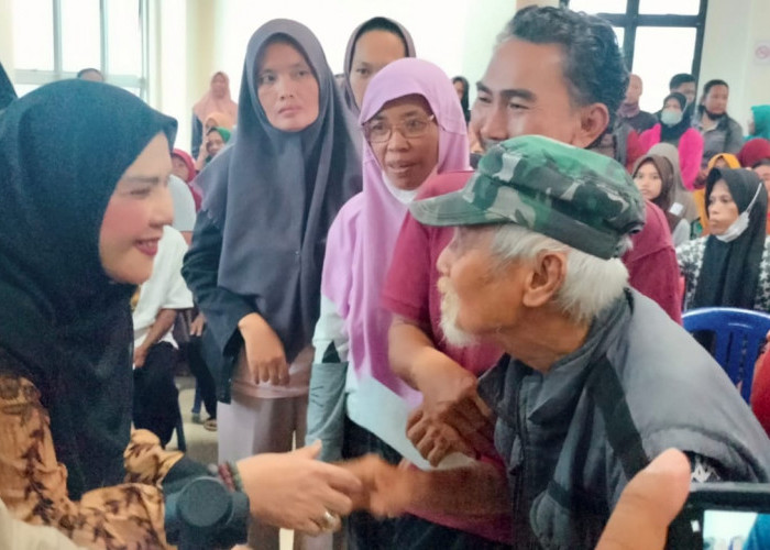 Bunda Eva Salurkan Bantuan Rp 1 Juta dan Beras untuk Ratusan Warga Terdampak Banjir Bandar Lampung