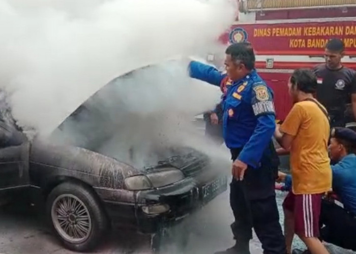 Diduga karena Selang Bensin Pecah, Mobil Sedan terparkir didepan DPW Nasdem Lampung Terbakar 