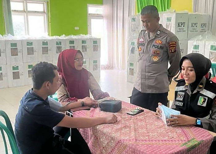 Tim Dokkes Polres Pringsewu Lampung Turun Periksa Kesehatan Petugas Pemilu 2024 