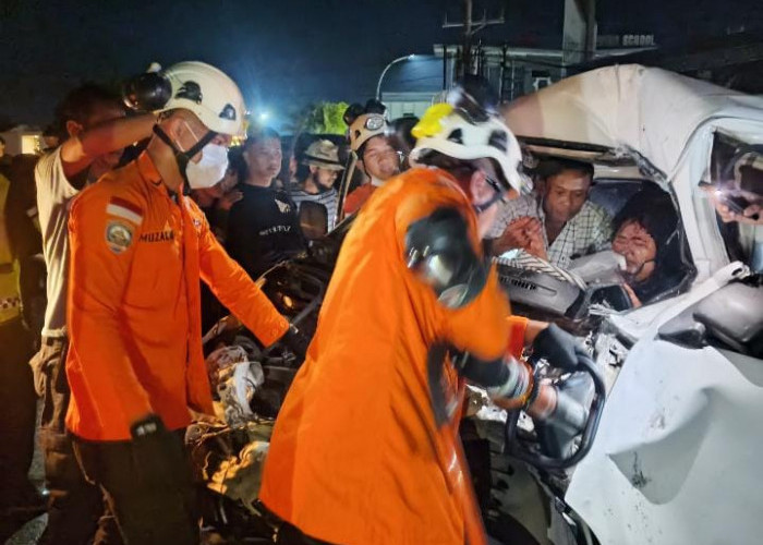 Laka Lantas, Dua Orang Terjepit Mobil Usai Tabrak Truk Hingga Evakuasi Libatkan Basarnas  