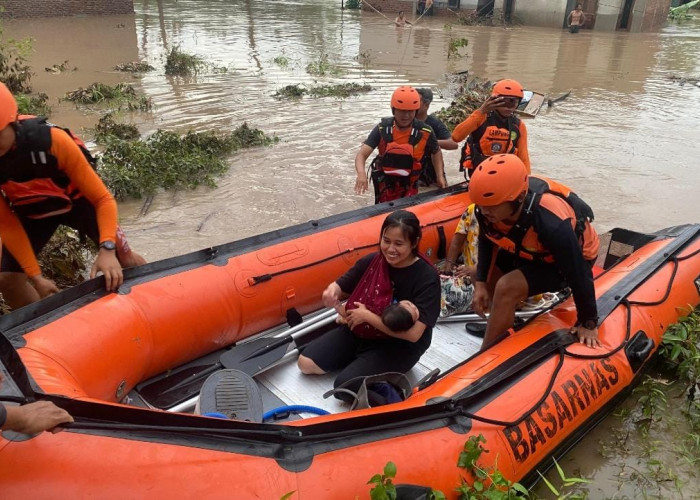Diterjang Banjir 2 Meter, Basarnas Evakuasi 20 Warga Jati Agung Lampung Selatan