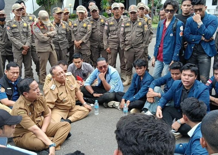 Aliansi Mahasiswa Lampung Geruduk DPRD, Tuntut Kesejahteraan Guru Hingga Transparansi Kasus Korupsi