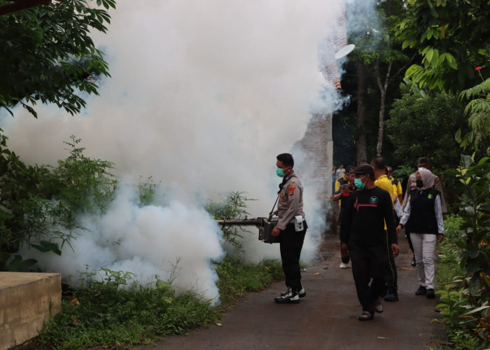 Antisipasi Penyebaran DBD, Polres Tanggamus Lampung Gandeng Diskes Fogging Pemukiman Warga