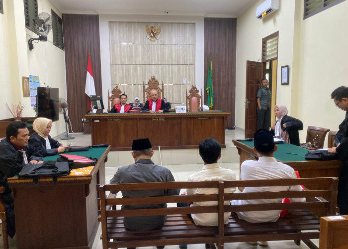 Hakim Sibuk, Sidang Perkara Korupsi PT LEB Ditunda