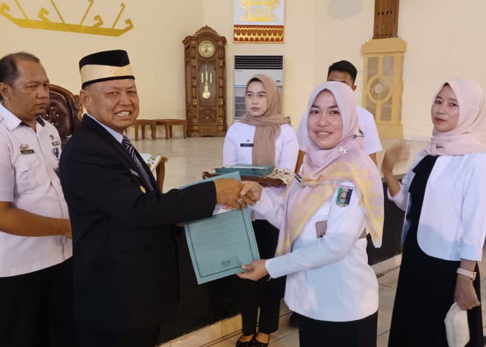 Bupati Lampung Timur Bagikan SK Kenaikan Pangkat 491 ASN