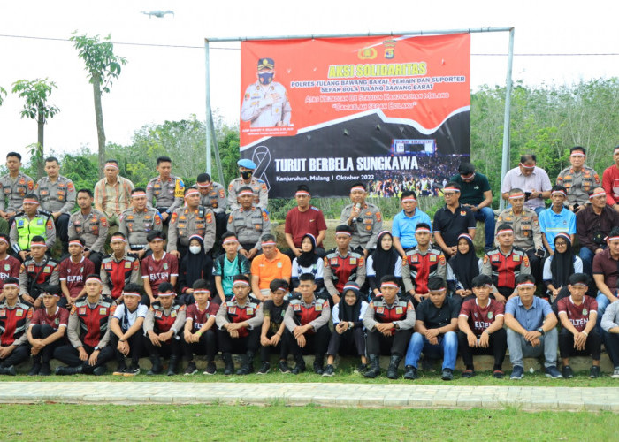 Wakapolres Tubaba bersama Pecinta Sepak Bola Gelar Aksi Solidaritas Korban Tragedi Stadion Kanjuruhan Malang