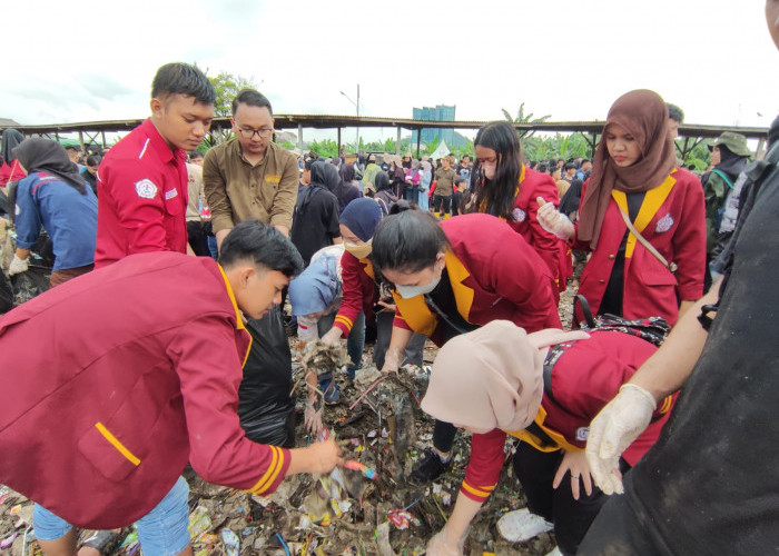Lima Puluh Mahasiswa Teknokrat Berpartisipasi Dalam Gerakan Bersih-bersih Pantai Sukaraja