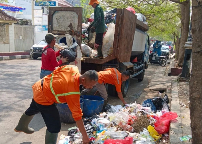 Ratusan Petugas Kebersihan Lampung Utara Protes Gaji Dipotong Juga Sesalkan Tak Ada THR