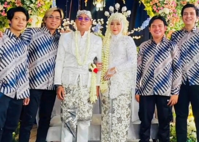 Personel Kangen Band Kompak Pakai Seragam Batik di Pernikahan Andika Mahesa
