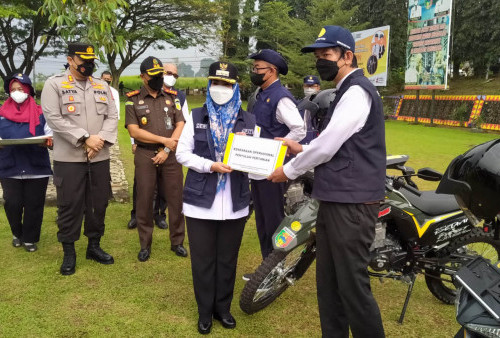 Bupati Tanggamus Serahkan Bantuan Kendaraan Operasional untuk Penyuluh Pertanian 