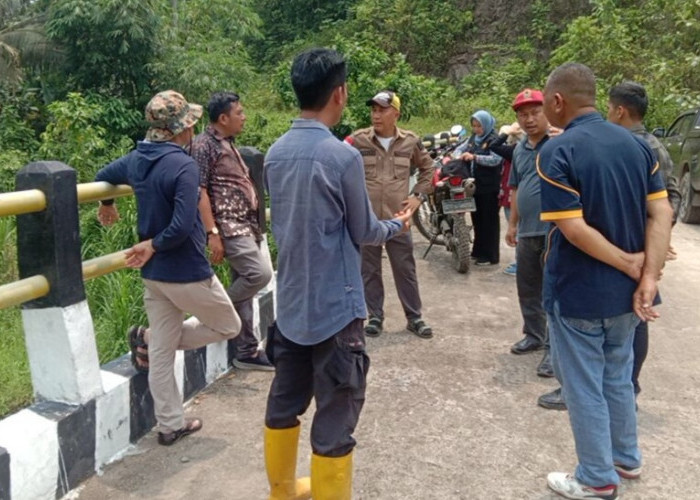 Pj Bupati Tanggamus - Kadis BMBK Lampung Tinjau Jembatan Gantung Way Umbar dan Jalan di Kelumbayan