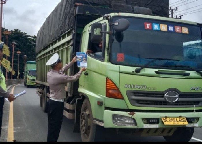 Tekan Angka Lakalantas, Polres Tulang Bawang Sebar Leaflet untuk Pengguna Jalan 