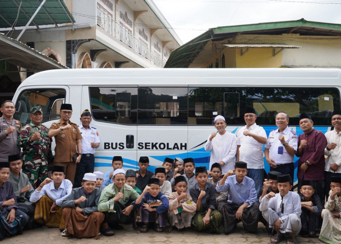 BPTD Kelas II Lampung Dampingi Kemenhub Serahkan Bantuan Bus Sekolah di Lampung Barat