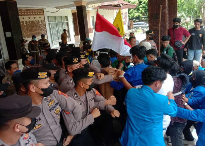 Tegang! Puluhan Mahasiswa Datangi Kantor DPRD Tulang Bawang, Saling Dorong dengan Polisi Hingga Bakar-bakar