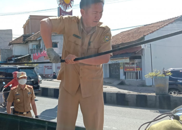 Pemkot Bandar Lampung Tertibkan Kabel Optik Mengganggu Estetika