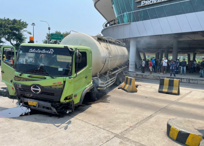 Rem Blong, Truk Pembawa Semen 32 Ton Tabrak Tembok Pembatas Parkir Truck Executive