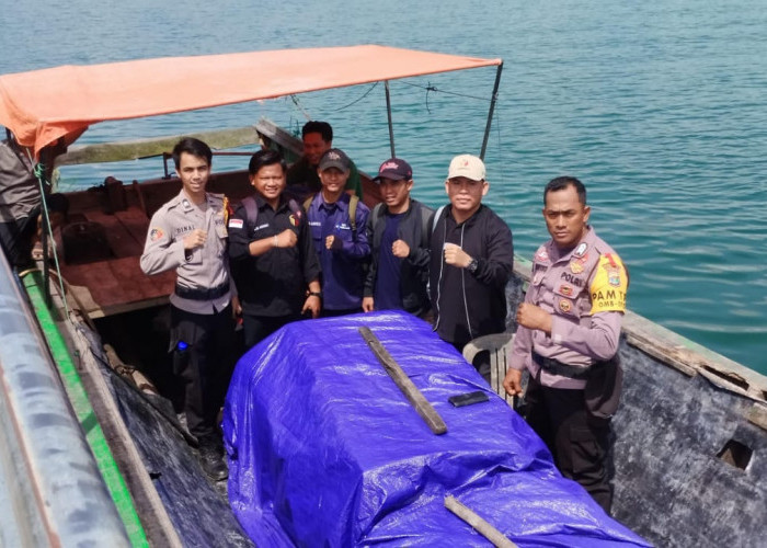 Penuh Perjuangan, Logistik Pilkada di Mesuji Dikirim Mengunakan Perahu