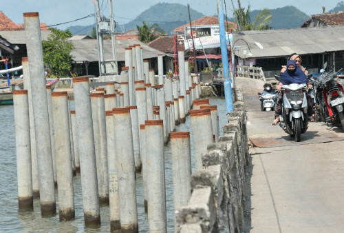 Hingga Selasa (24/5) renovasi jembatan pulau pasaran, Telukbetung Barat, Bandarlampung belum juga dilanjutkan. Diketahui renovasi jembatan pulau pasaran sebelumnya sempat terhenti lantaran terkendala material bangunan jembatan yang belum ada. Foto: M. Tegar Mujahid